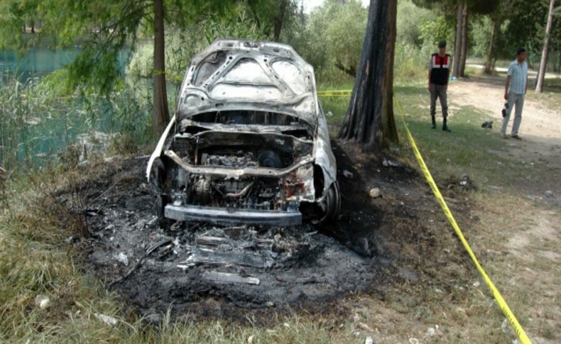 Yanarak hurdaya dönen otomobilin içinden ceset çıktı