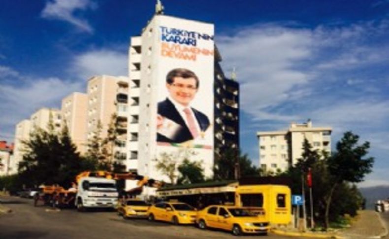 AK Parti, İzmir caddelerini Davutoğlu'yla donattı