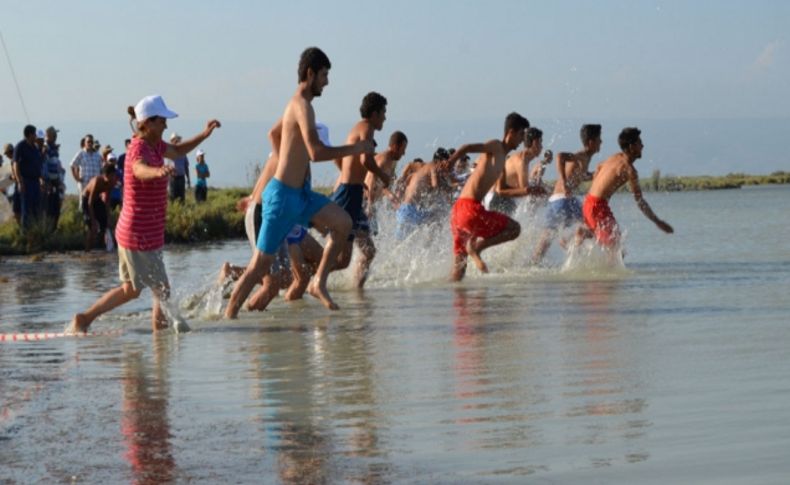 Yengeç dolu gölde yalın ayak koştular