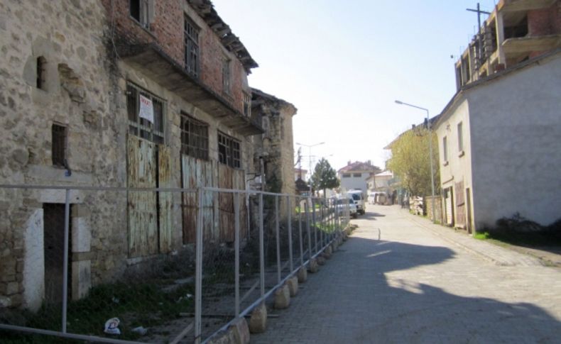 Yıkılma tehlikesi olan binalara ikaz yazıları asıldı