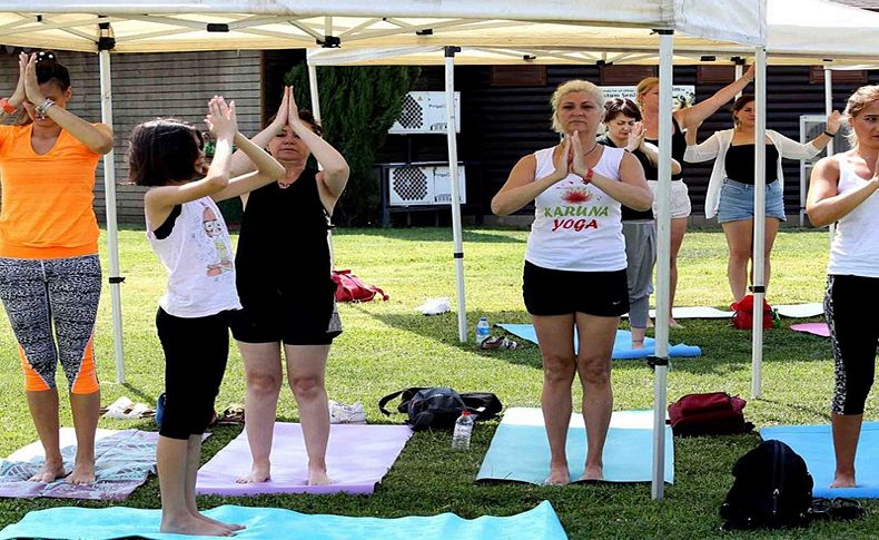 Karşıyaka'da yoga buluşmasına büyük ilgi