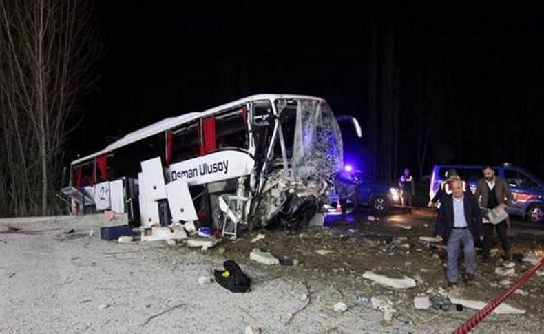 Gece yarısı katliam gibi kaza: 2 ölü 33 yaralı