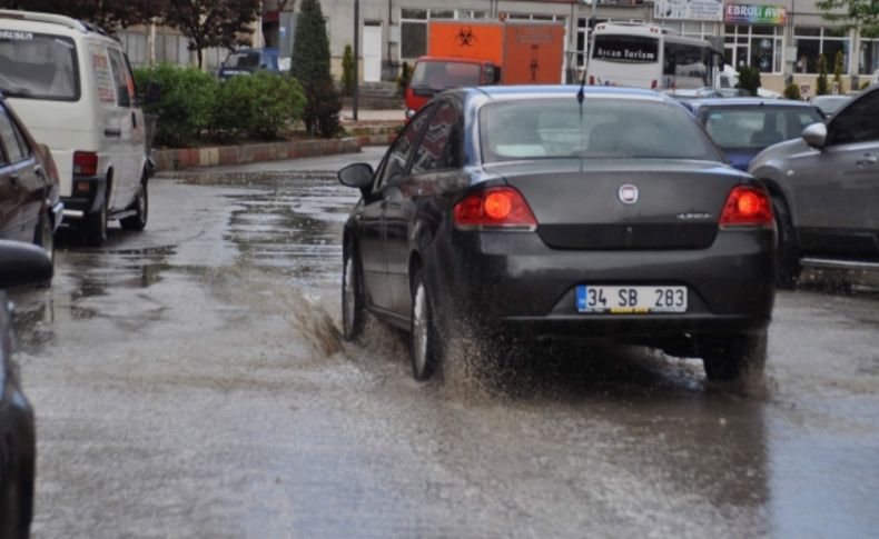 Yozgat'ta aniden bastıran yağmur yolları göle çevirdi