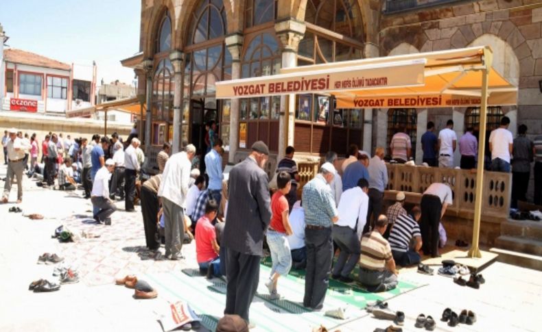 Yozgat’ta cuma namazında camiler doldu taştı