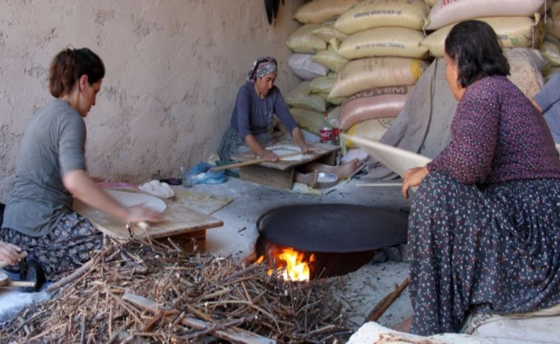 Yufka ekmek yaparak aile bütçesine katkı sağlıyorlar