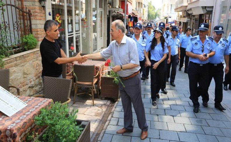 Selçuk'ta karanfilli Zabıta Haftası kutlaması