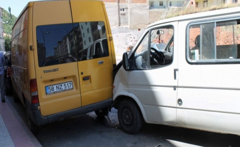 Zincirleme trafik kazası maddi hasara yol açtı