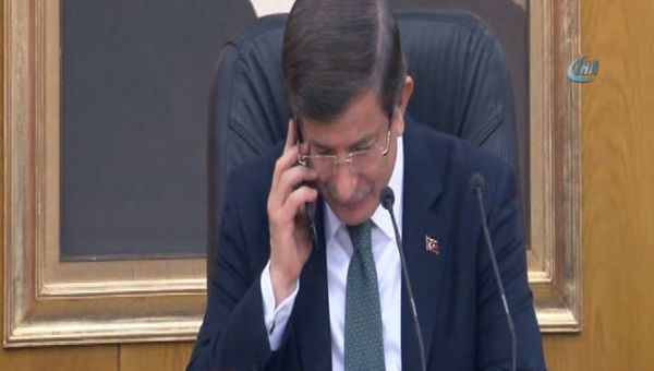 Davutoğlu'ndan canlı yayında zor görüşme