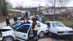 BARTIN - Trafik kazasında 4 kişi yaralandı